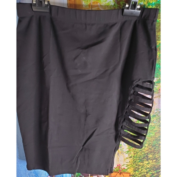 Forever 21 - Plus Size - Black Stretch Mini Skirt w/Ladder Cut Out - Picture 2 of 4